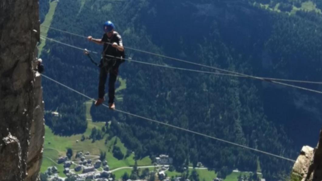 「鋼索之路」（Via Ferrata）崎嶇難行，在海拔2350公尺處必須靠鋼索穿越峽谷。（圖／翻攝自《BBC》）