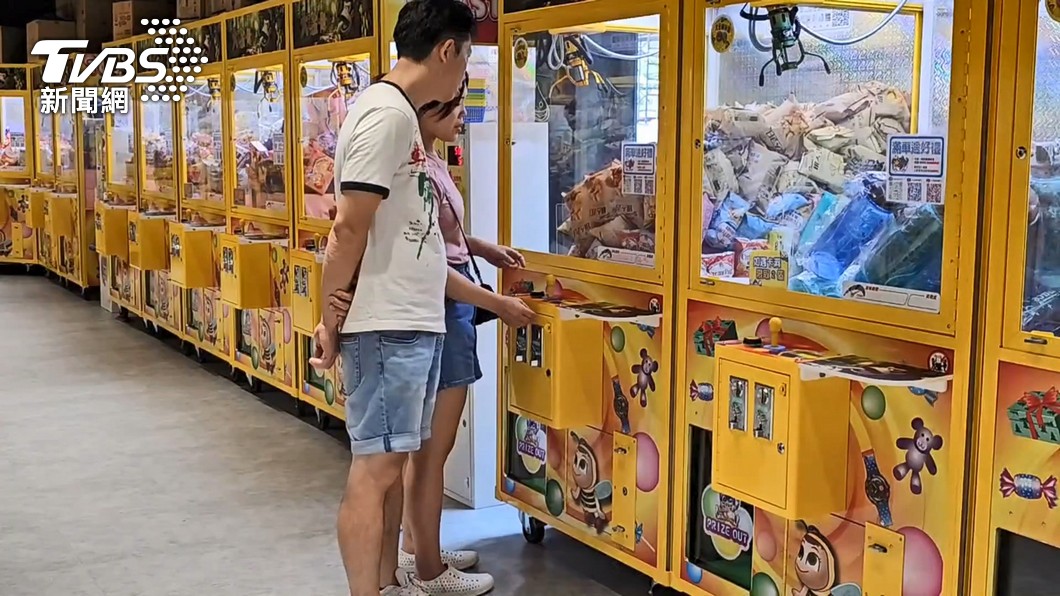 現在很多夾娃娃機裡面擺的都是些零食飲料。(圖/TVBS資料畫面)