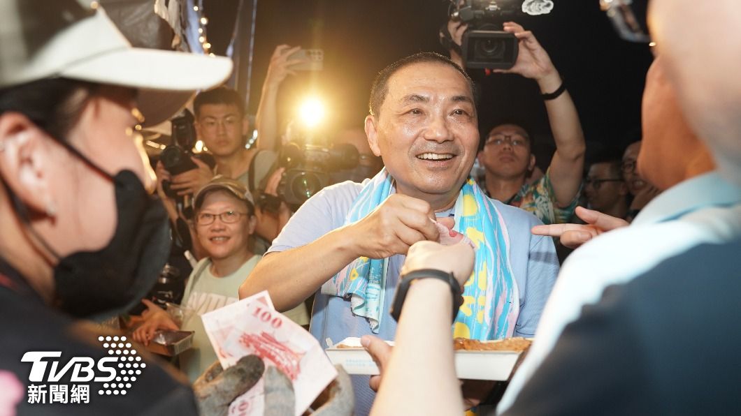 侯友宜經過攤販時受到熱情歡迎。（圖／TVBS）