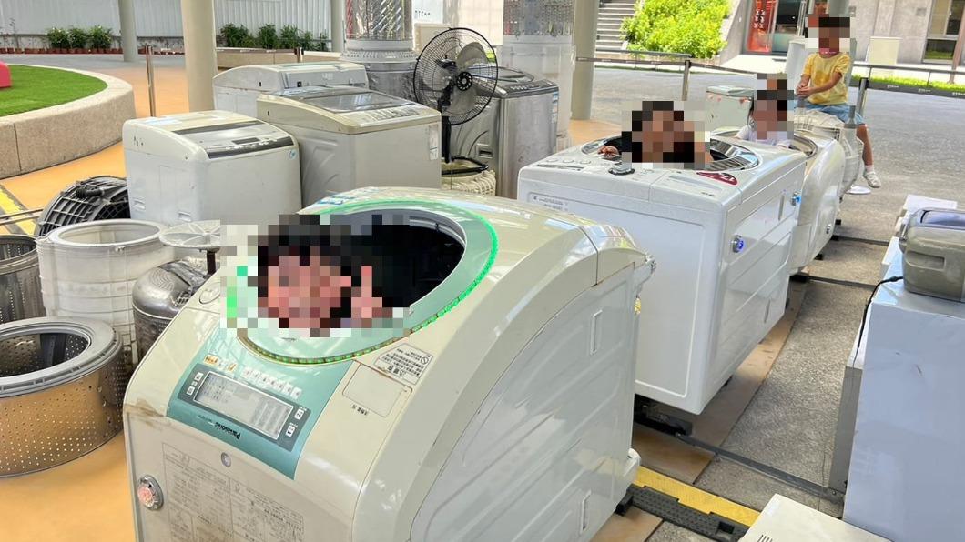 新北市立美術館有列「廢棄家電小火車」,在近日吸引許多民眾前來搭乘。(圖/翻攝自「路上觀察學院」臉書)