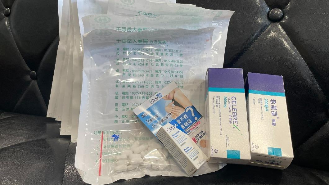 馬妞曬出自己每天要吃的藥。(圖/翻攝自馬妞臉書)