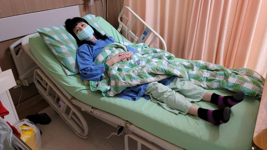 馬妞貼出病床照,談自己的慢性病史。(圖/翻攝自馬妞臉書)