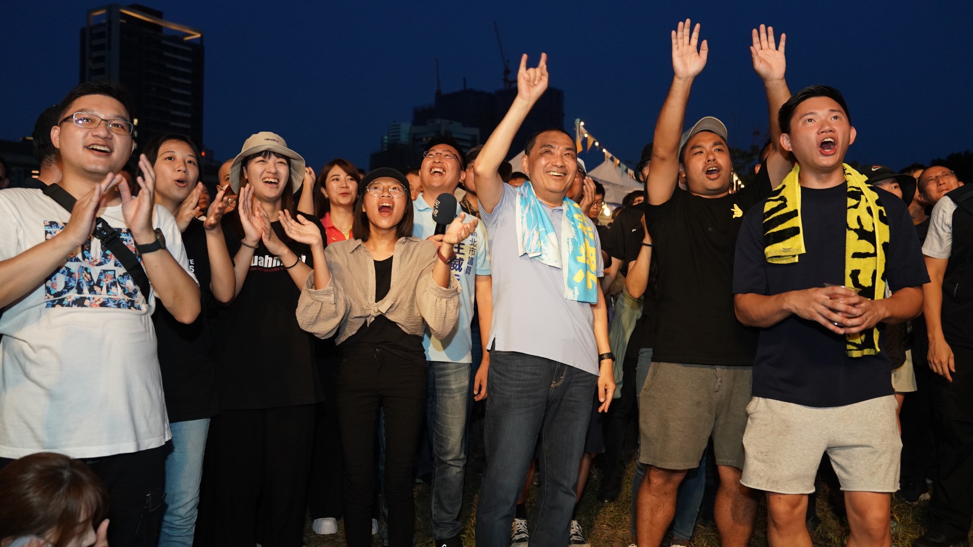 河海音樂季大都會舞台壓軸開唱 侯市長驚喜現身與民眾互動同歡