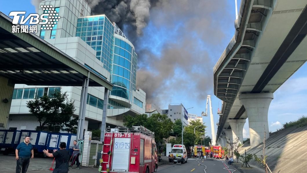 火警濃煙影響國道一號五股路段。(圖/TVBS)