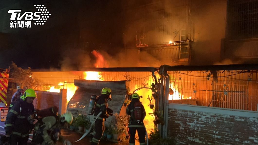 台南3連棟透天厝凌晨大火　住戶驚醒跳樓逃生骨折、燒傷