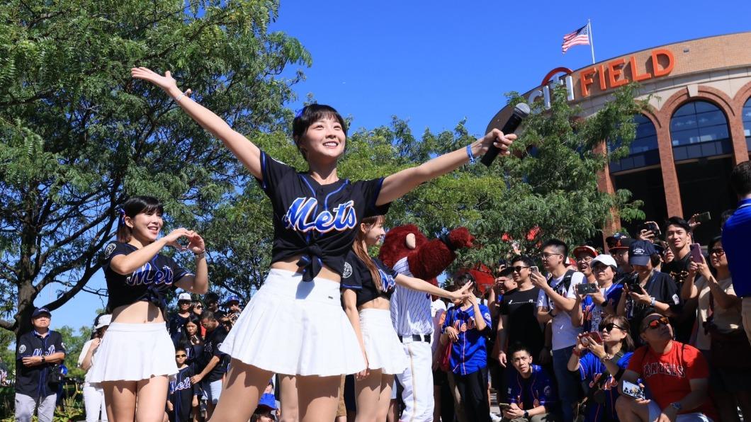 籃籃踏上紐約大都會球場很興奮。（圖／樂天女孩提供）