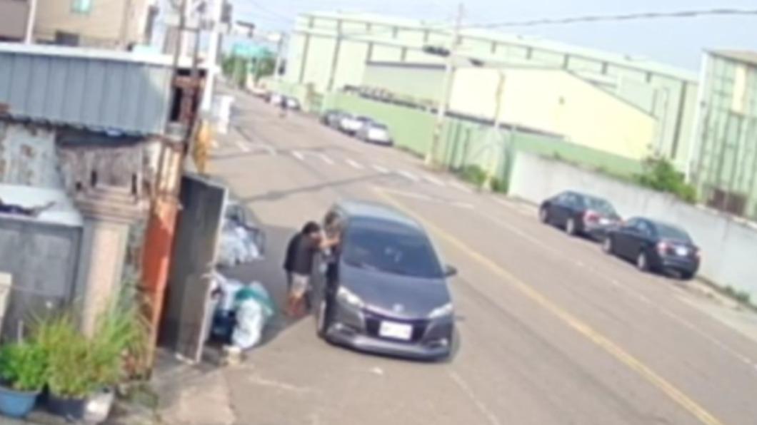 從監視器畫面可以看到嫌疑人駕車臨停檳榔攤前的畫面。(圖/翻攝自媒體爆料網)