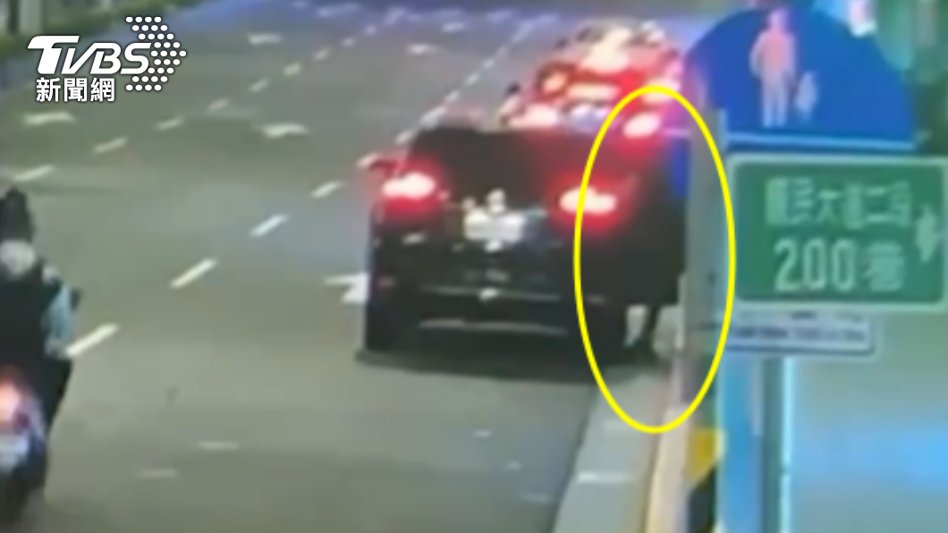 嫌犯騎車前往約定地點談判。（圖／TVBS）