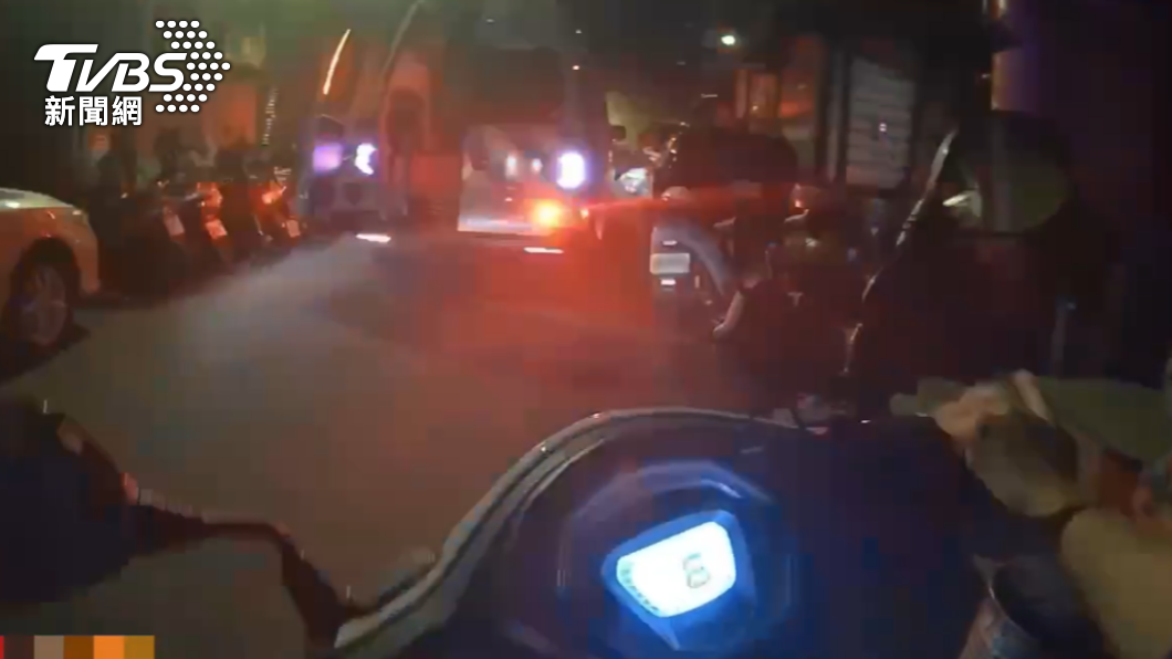 警消獲報趕抵現場。（圖／TVBS）