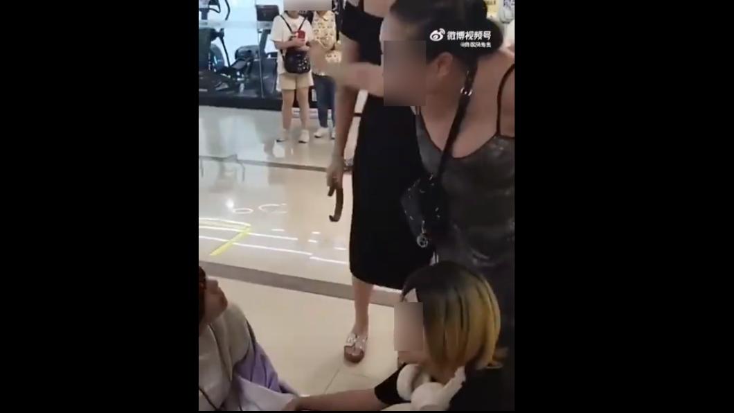 該名婦人不滿年輕人cosplay,竟大罵並推倒少女。(圖/翻攝自微博)