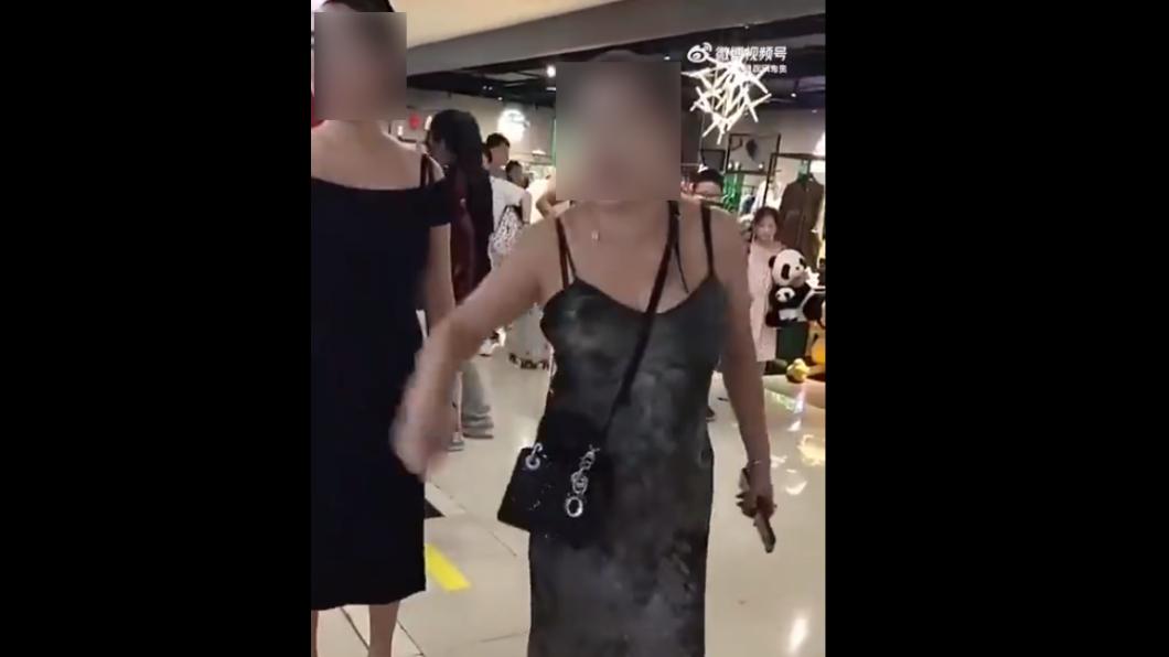 該名婦人相當不滿,不斷叫囂且怒罵,讓眾人相當傻眼。(圖/翻攝自微博)
