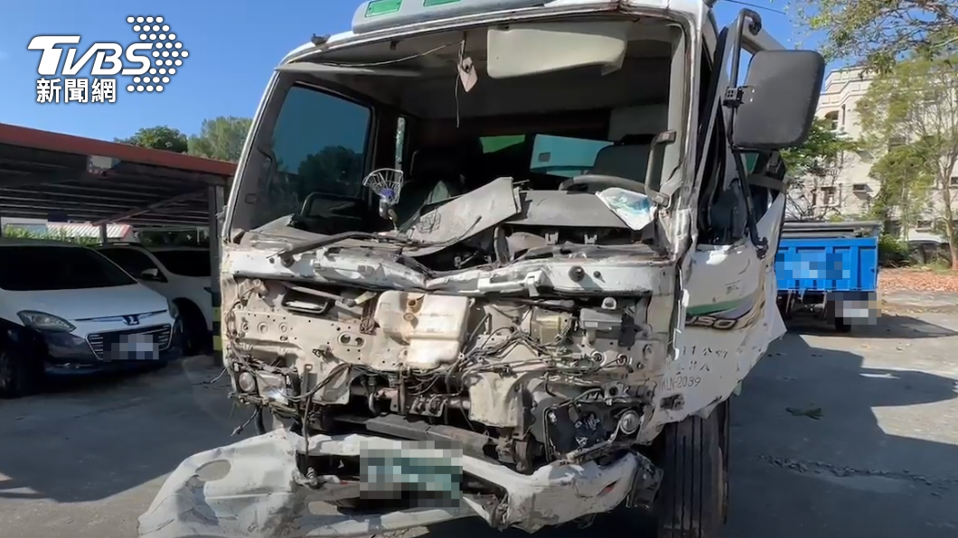 遭撞擊的大貨車車頭嚴重毀損。(圖/TVBS)