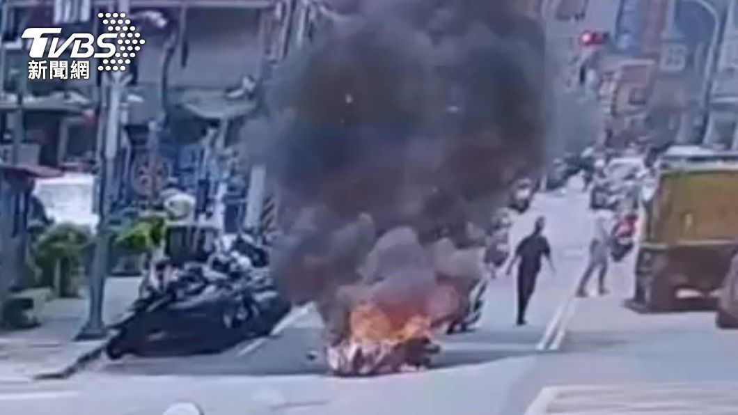 有片/嚇壞!7旬騎士剎車後摔倒地 下一秒機車竄火狂燒
