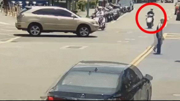騎士摔車後車輛瞬間起火。(圖/TVBS)
