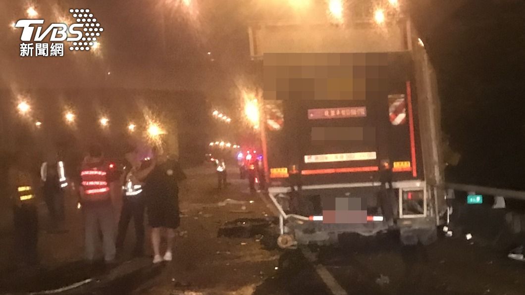 國1大型車碰撞！駕駛自撞下車查看　慘遭聯結車撞當場死亡