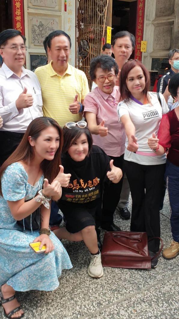 恬娃(圖下排左二)向來力挺郭台銘參選總統。(圖/翻攝自范月娟臉書)