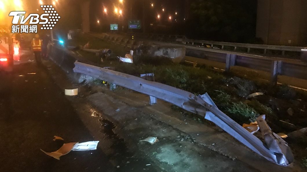 車禍造成國道護欄毀損。（圖／TVBS）