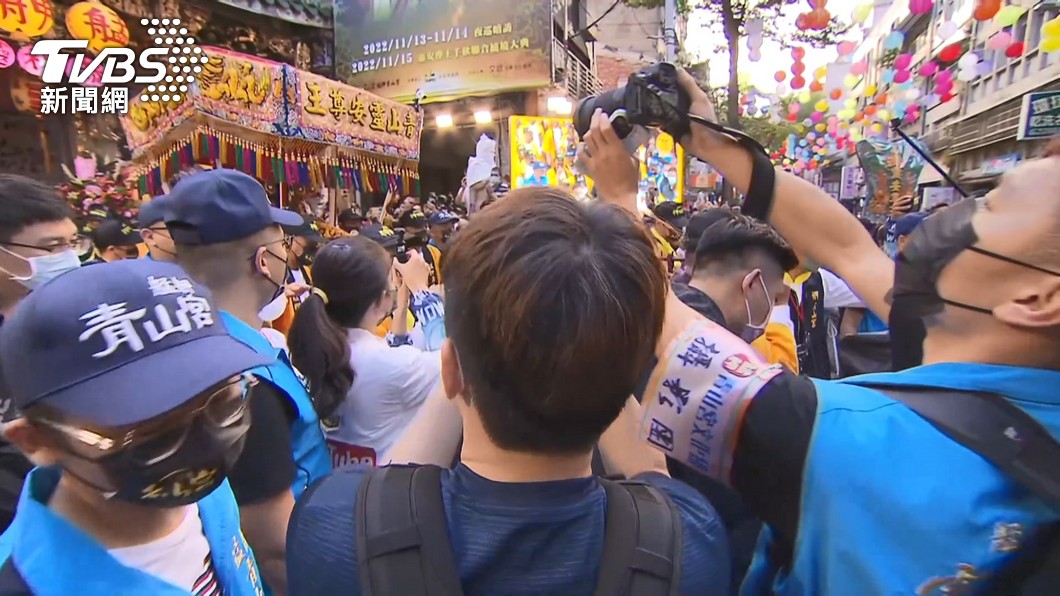 去年青山宮遶境警方就以明仁會條款制約,但並無強制要求名單。(圖/TVBS)