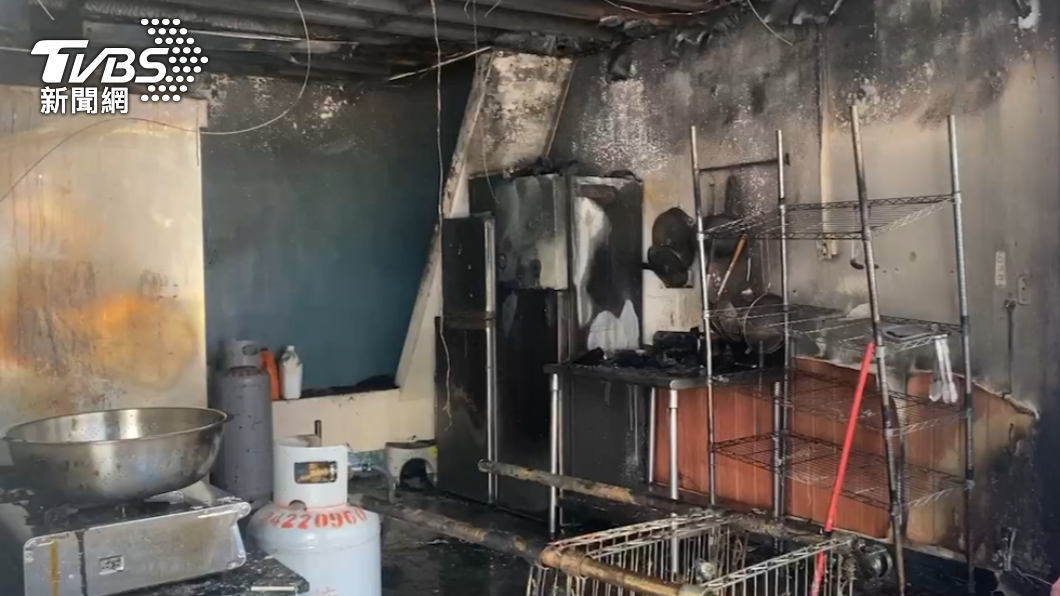 雞排店燒到焦黑,生財工具幾乎全毀。(圖/TVBS)