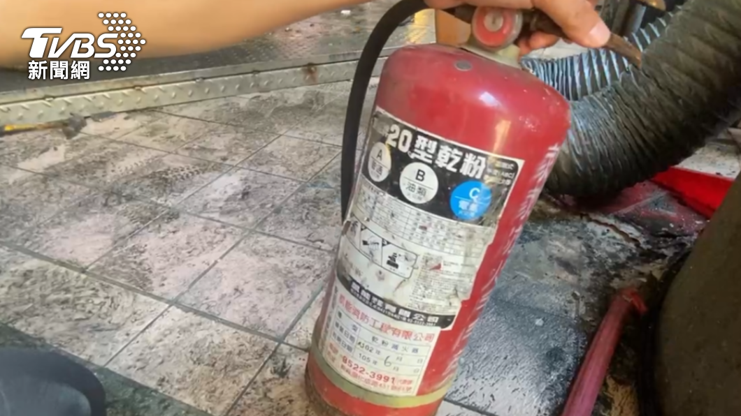 市場的乾粉滅火器疑似年久失修無法使用。(圖/TVBS)