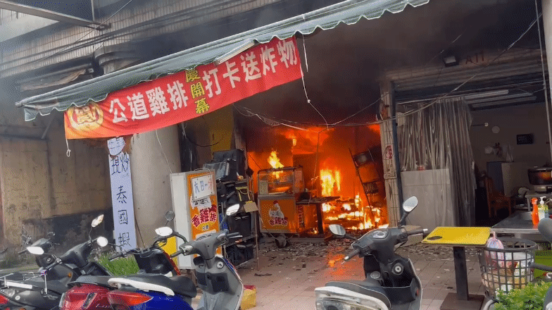 雞排店起火燃燒。(圖/TVBS)