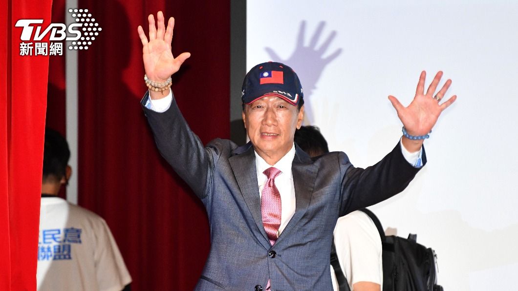 楊登嵙稱今為訂盟吉日，適合宣布重大事情，郭董宣布今日參選。（圖／胡瑞麒攝）