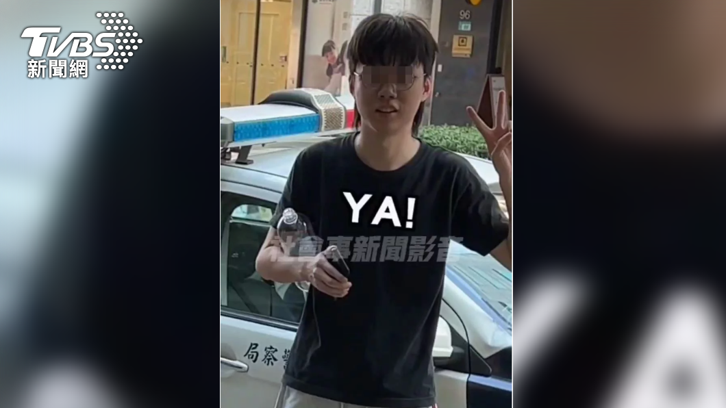 男子跳舞吸引女警注意。（圖／TVBS）