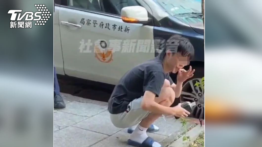 男子跳舞吸引女警注意。（圖／TVBS）