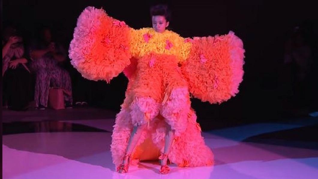 木村光希16歲走秀照。(圖/翻攝自Rakuten Fashion Week TOKYO youtube)