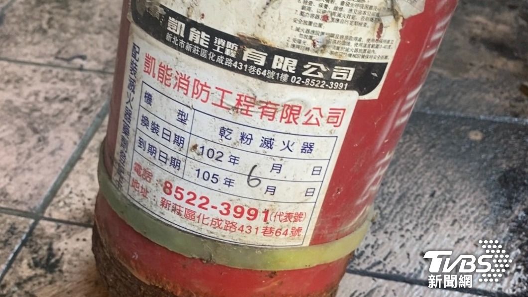 老闆表示，火警當下立刻拿起一旁公所設置的滅火器，卻是１０５年最後檢查日，原來早就失效了。（圖／ＴＶＢＳ）