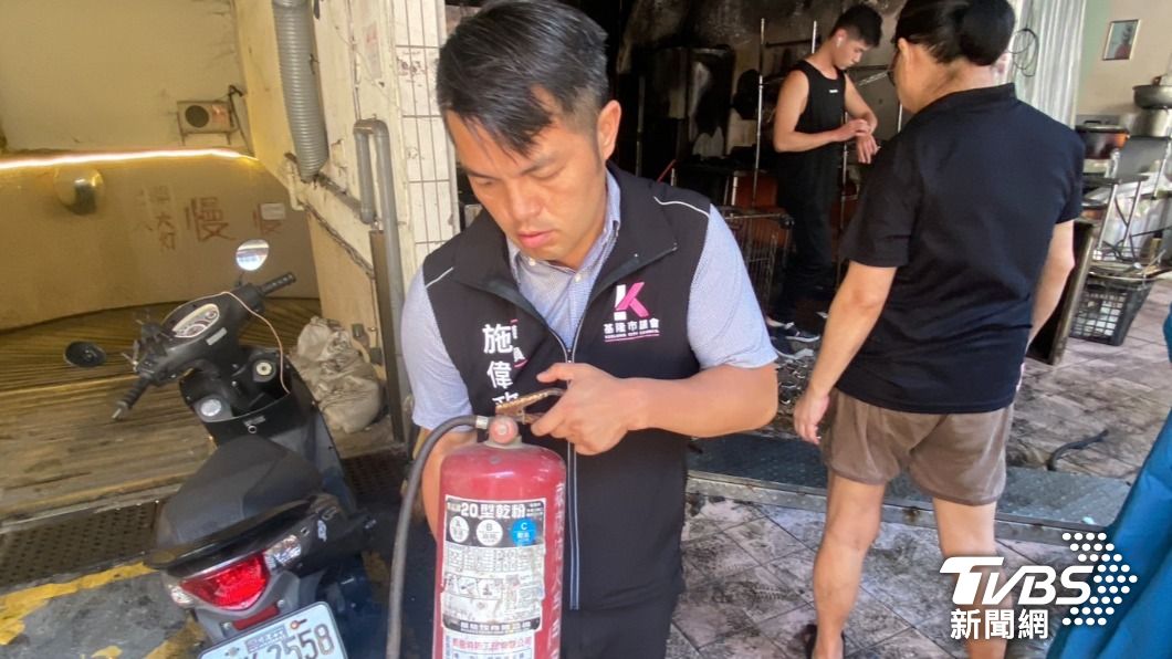 議員施偉政表示：希望市政府區公所能夠立即檢視轄區的滅火器，讓民眾在警及時才能揮功能。（圖／ＴＶＢＳ）