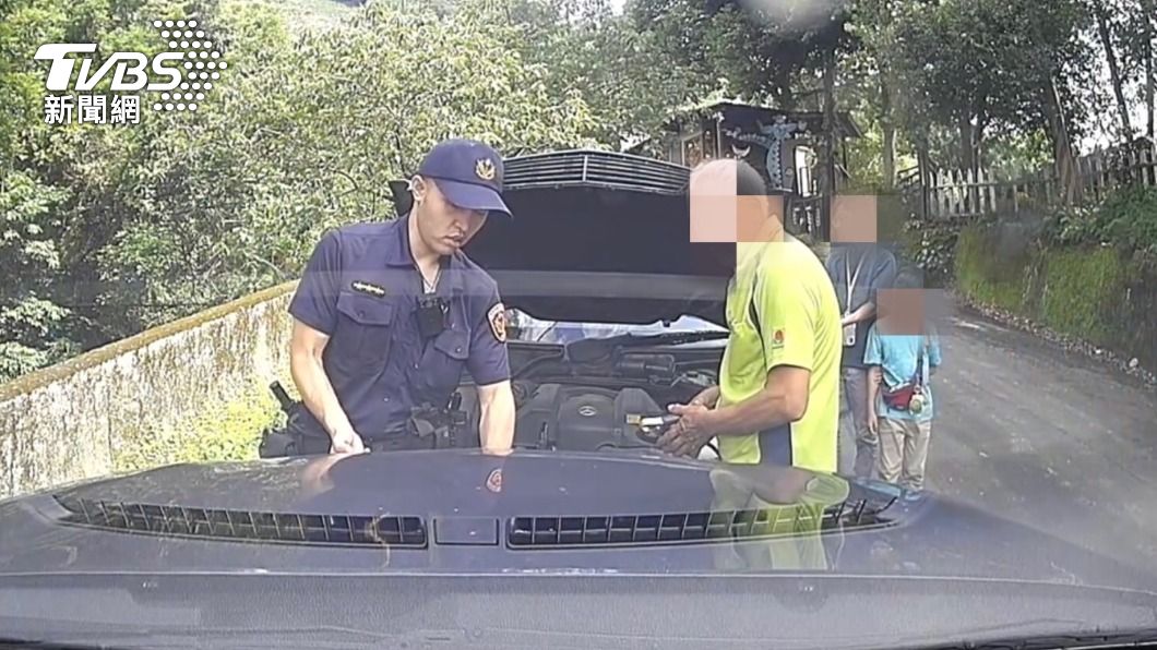 車沒電慘「顧路」山區修車廠難尋　警巡車神救援助返家