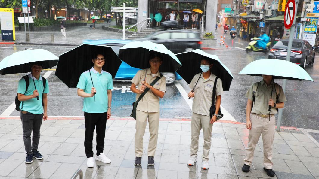 捷運全系統117個車站提供266個租借站「raingo共享傘」服務。(圖/業者提供)
