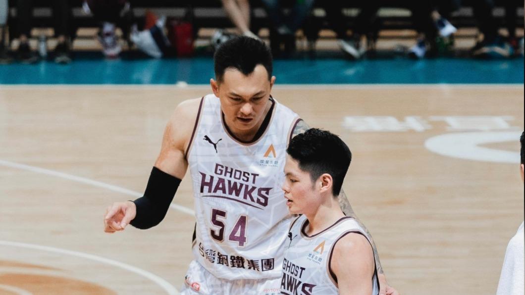 吳岱豪跟隊友勉勵，不要怕失敗。（圖／球團提供）