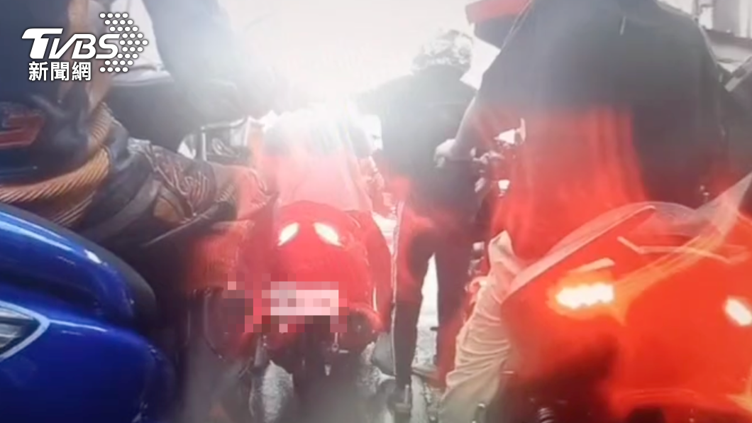 林男甚至還下車徒手拍打許男安全帽。(圖/警方提供)
