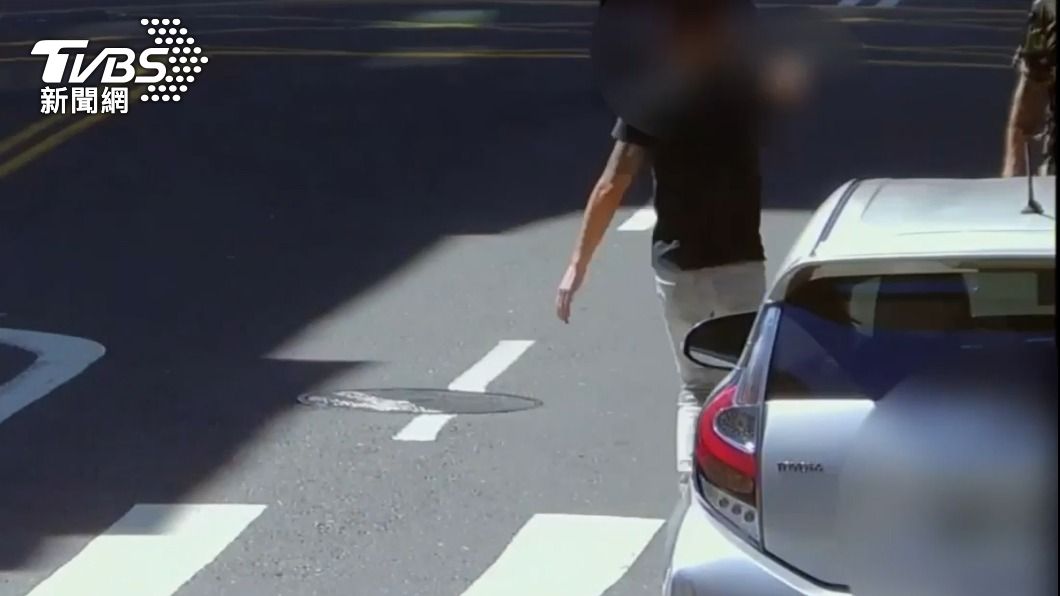 許男製造車禍後先朝對方噴射辣椒水。(圖/TVBS)