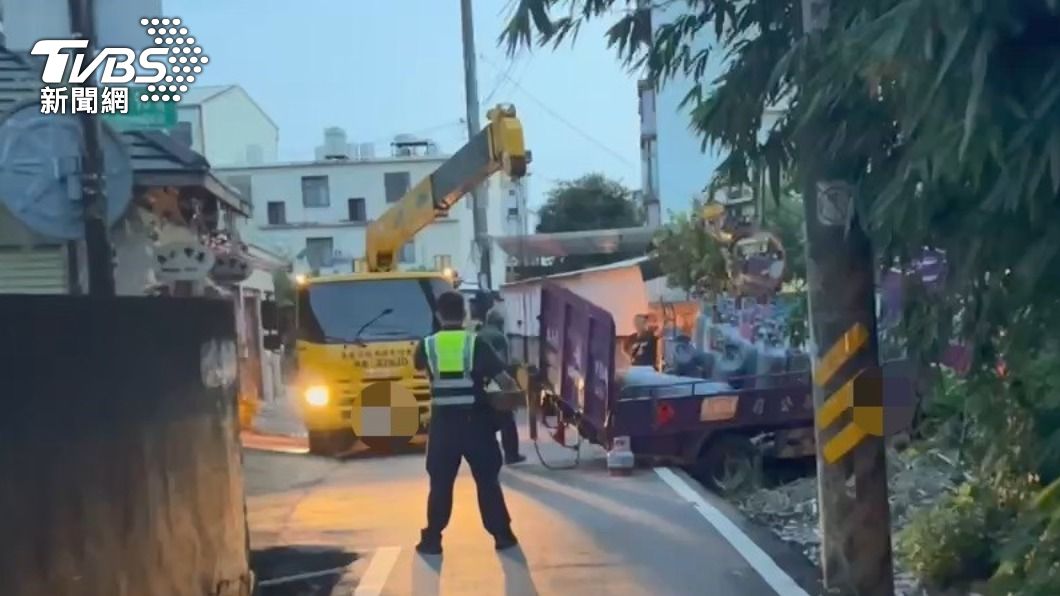 貨車後輪卡死，警到場協助解圍。（圖／TVBS）