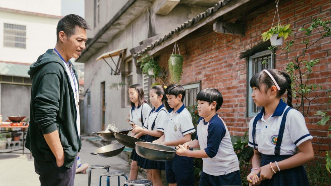 藍正龍為小演員們特訓廚藝。(圖/紅衣小女孩股份有限公司提供)