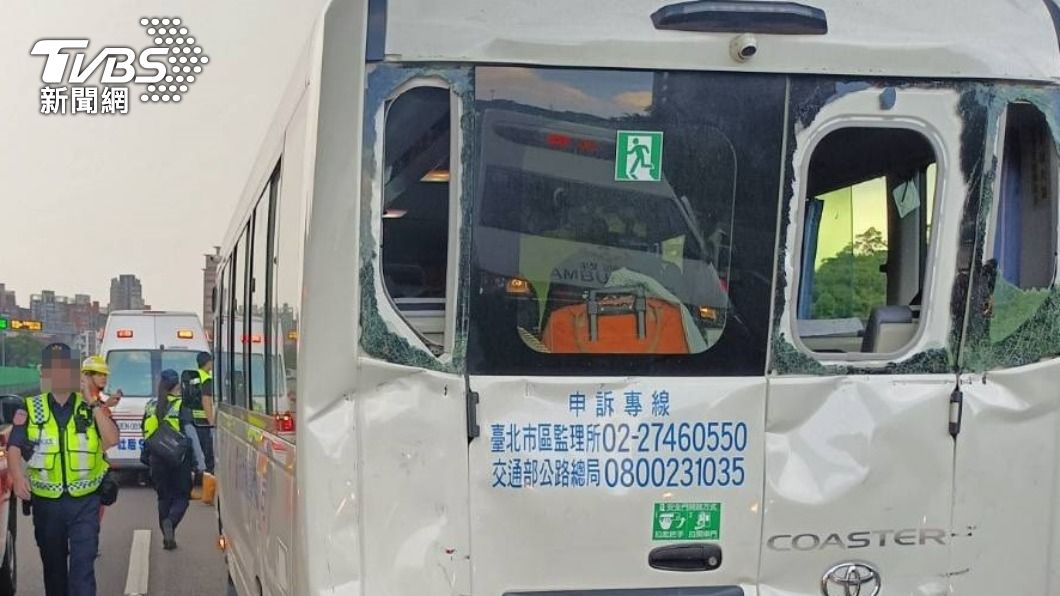 貨櫃車國道追尾猛撞小巴　8韓籍旅客、2台人輕傷送醫
