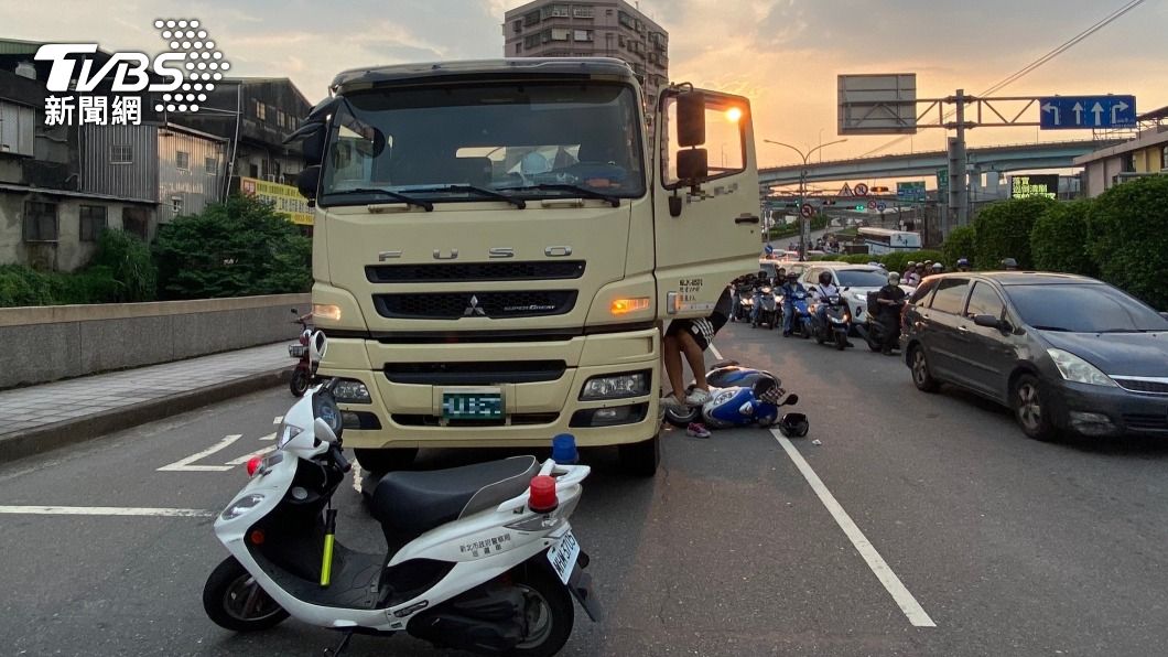 警方後續到場協助處理，將釐清車禍肇責。（圖／TVBS）