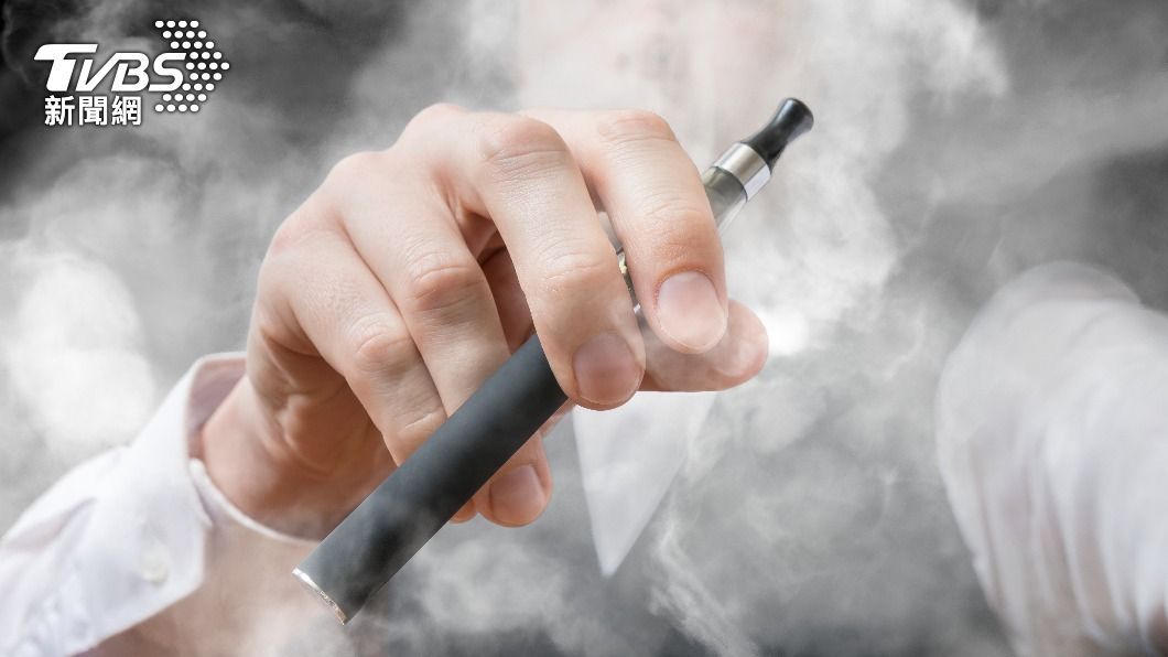 罹病少年有使用電子煙的習慣。(示意圖/Shutterstock達志影像)