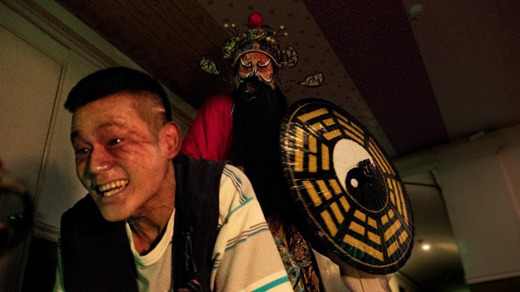 李興文扮鍾馗鎮壓被附身的阿倉。(圖/華影提供)