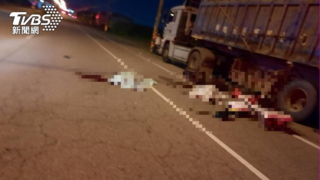 男女機車雙載沒戴帽狠撞聯結車 2人噴飛「滿地鮮血」慘死