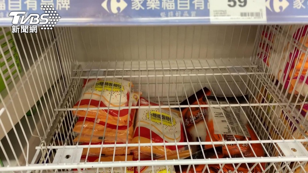 貨架上鹽巴銷售一空。（圖／TVBS）