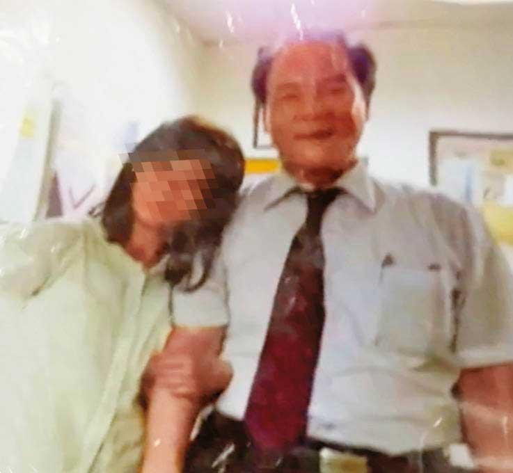 高姓業者（右）宣稱客戶（左）跟他合照後，見他頭頂出現明顯紫光，便爽快下訂。（圖／翻攝自畫面）