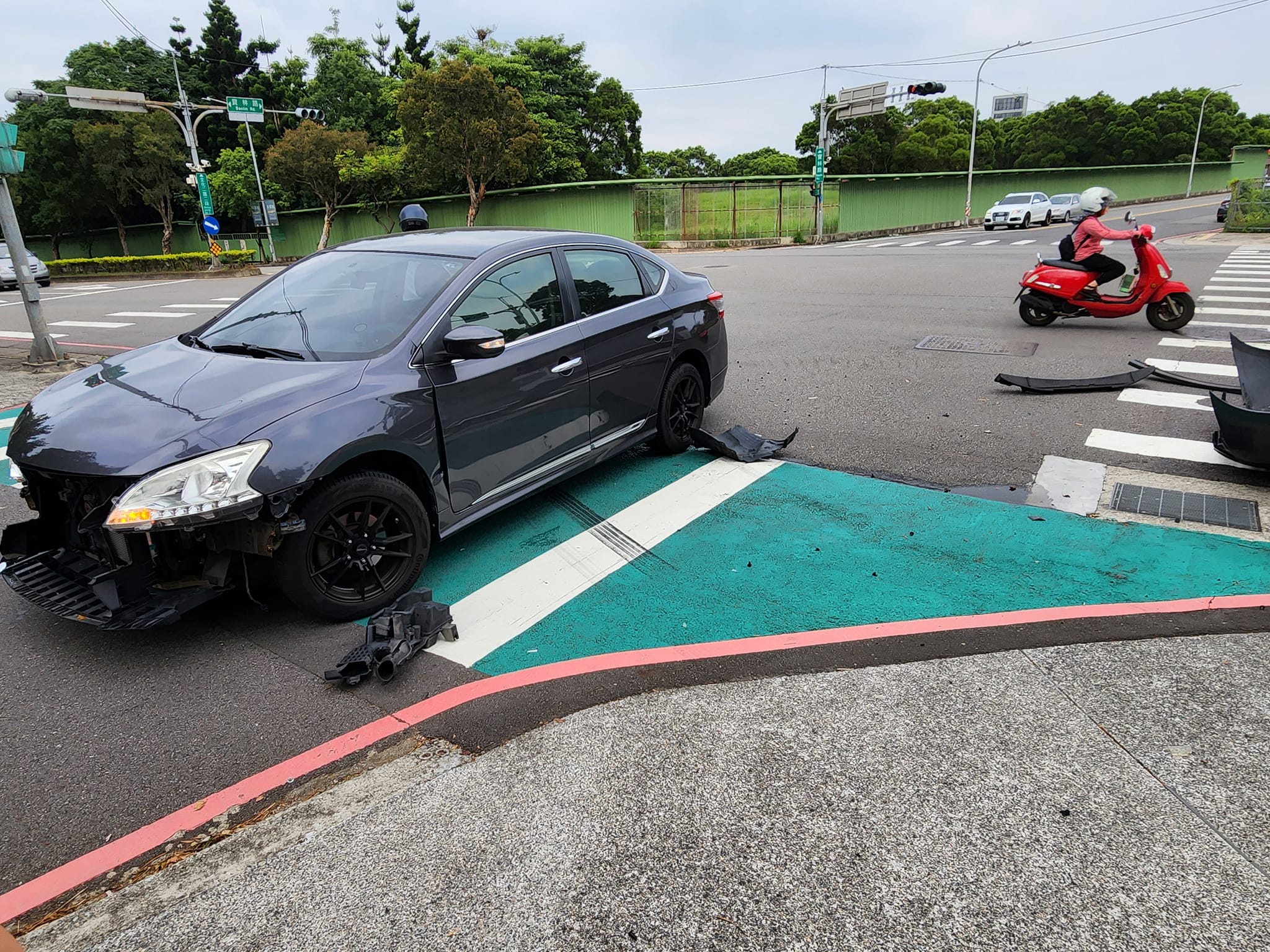 陳仙梅所坐車輛,直接被撞上人行道,地上還有緊急煞車痕跡。(圖/翻攝自陳仙梅臉書)