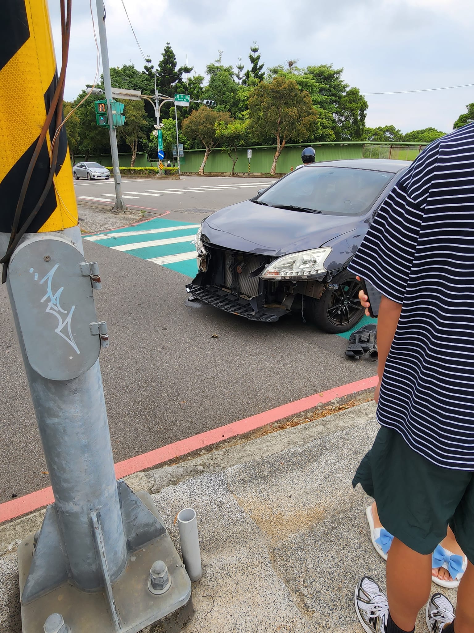 車頭直接被削整塊。(圖/翻攝自陳仙梅臉書)
