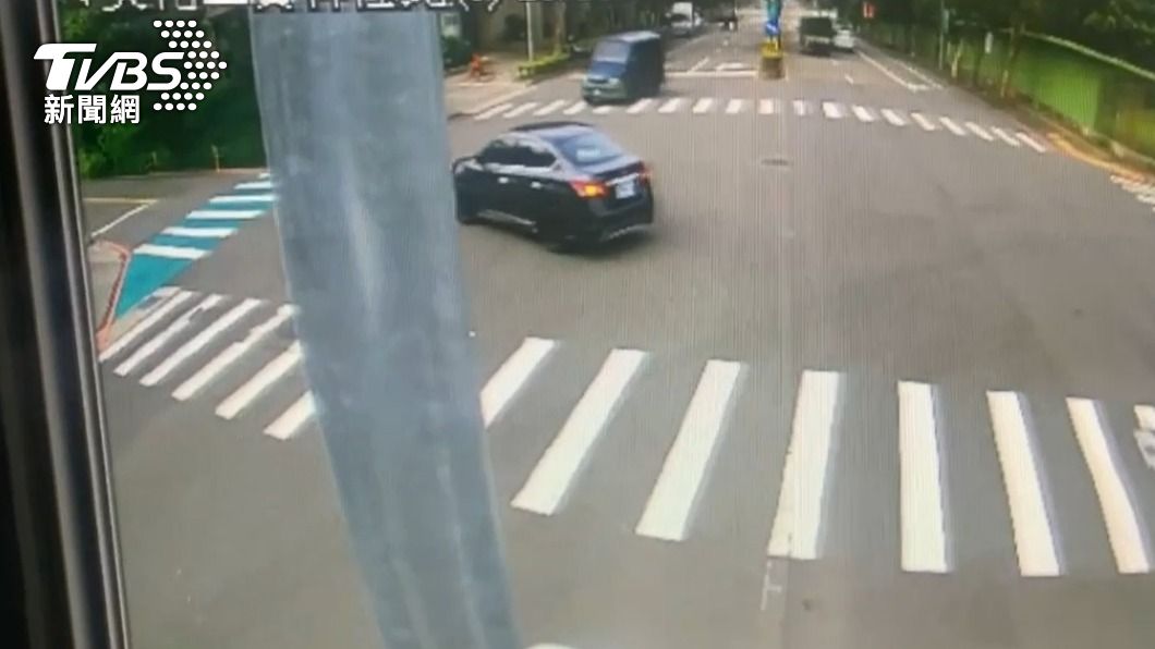 監視器拍下小轎車左轉時未禮讓直行的廂型車。（圖／TVBS）