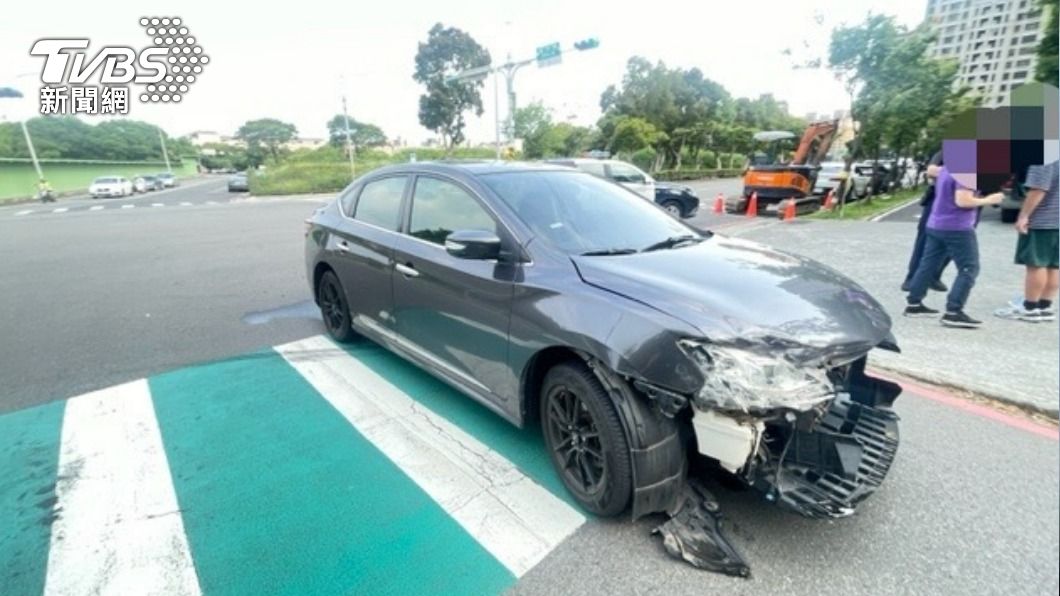 小轎車車頭嚴重毀損。（圖／TVBS）