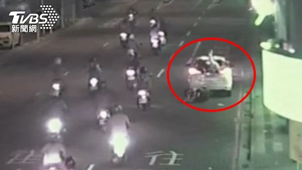 有片/女騎士撞破違停汽車「半身栽車內」 網驚呆:鬼遮眼?